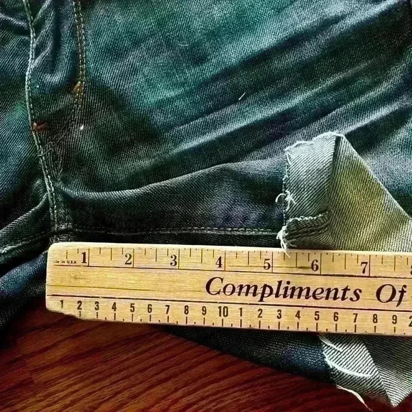Levi’s classic jean cutoffs. Size 27. - Picture 10 of 11